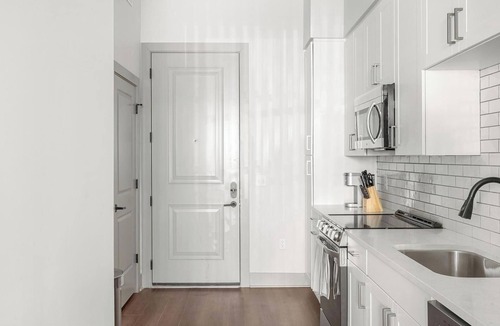 Edgehill Apartment | Landing | Modern Studio, Courtyard, Yoga Studio