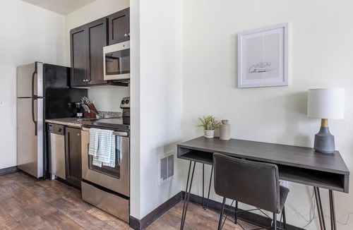 Pearl District Apartment | Landing | Modern Studio, Gym, Courtyard