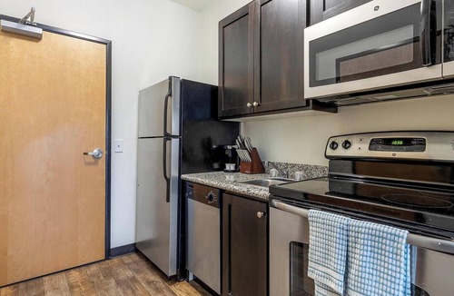 Pearl District Apartment | Landing | Modern Studio, Gym, Courtyard
