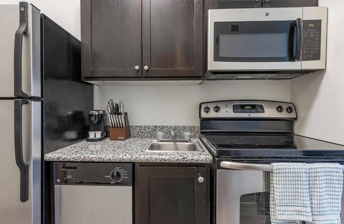Pearl District Apartment | Landing | Modern Studio, Gym, Courtyard