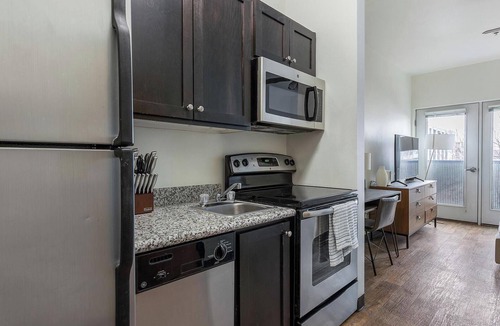 Pearl District Apartment | Landing | Modern Studio, Gym, Courtyard