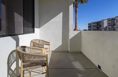 Rhodes Ranch Apartment | Landing | Spectacular 2BD, Pool, Clubhouse
