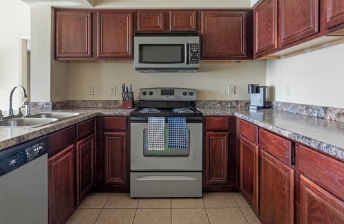 Broken Arrow Apartment | Landing | Spectacular 2BD, Pool, Gym