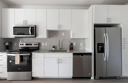 Sweetbriar Apartment | Landing | Spectacular 1BD, Pool, Gym