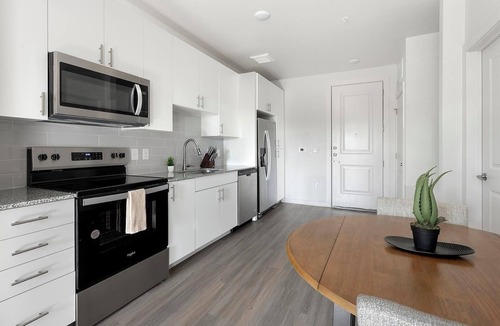 Sweetbriar Apartment | Landing | Spectacular 1BD, Pool, Gym