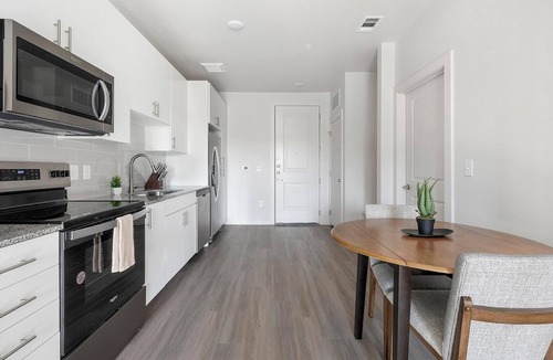 Sweetbriar Apartment | Landing | Spectacular 1BD, Pool, Gym