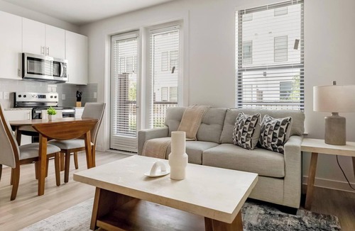 Sweetbriar Apartment | Landing | Spectacular 1BD, Pool, Gym