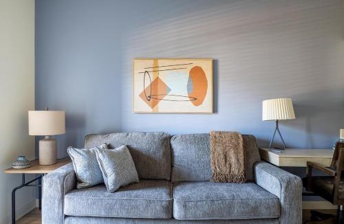Bellview Apartment | Landing Spectacular 1BD Pool Gym