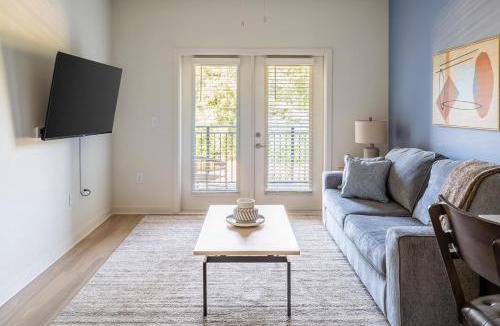 Bellview Apartment | Landing Spectacular 1BD Pool Gym