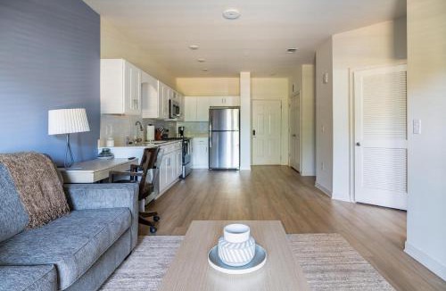 Bellview Apartment | Landing Spectacular 1BD Pool Gym