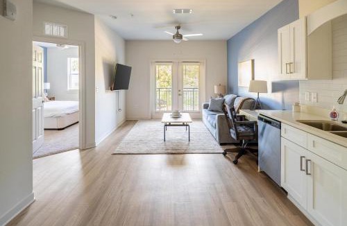 Bellview Apartment | Landing Spectacular 1BD Pool Gym