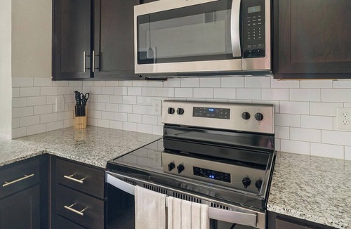 Conroe Apartment | Landing | Spectacular 1BD, Gym