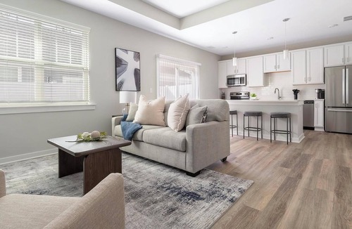 Newell Apartment | Landing | Spectacular 2BD, Gym, Courtyard