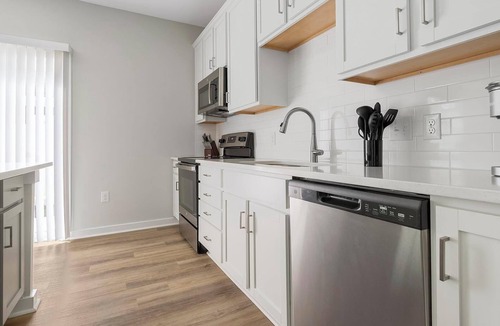 Newell Apartment | Landing | Spectacular 2BD, Gym, Courtyard