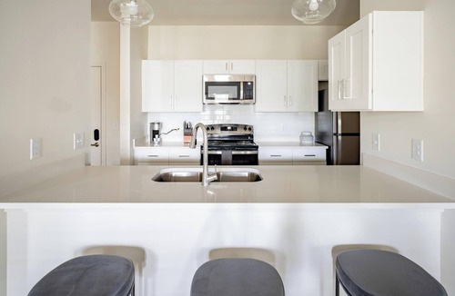 Bellview Apartment | Landing | Spectacular 2BD, Pool, Gym