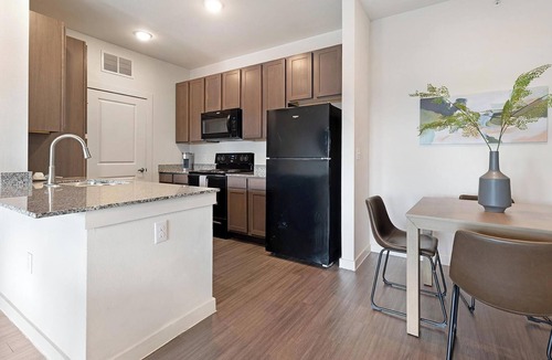 Lockhart Apartment | Landing | Spectacular 2BD, Gym, Pool