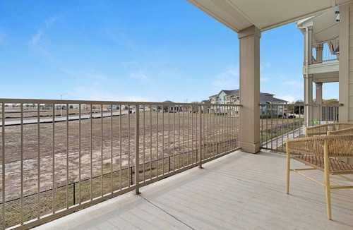 Lockhart Apartment | Landing | Spectacular 2BD, Gym, Pool