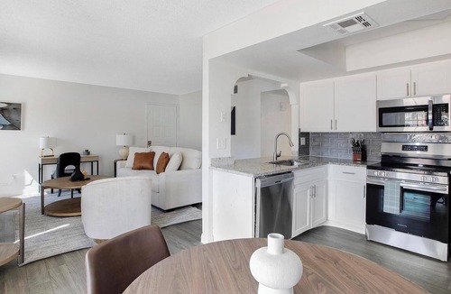 Paradise Apartment | Landing | Spectacular 2BD, Courtyard