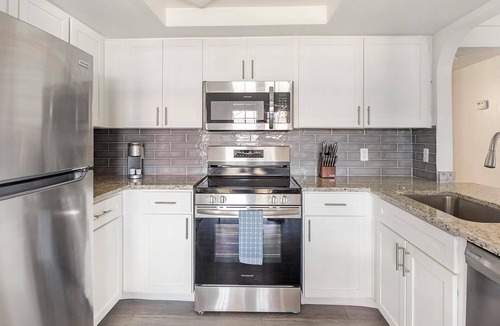 Paradise Apartment | Landing | Spectacular 2BD, Courtyard