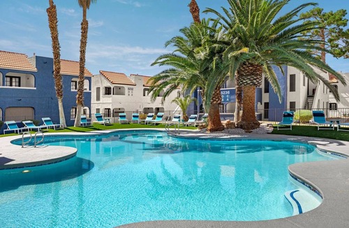 Paradise Apartment | Landing | Spectacular 2BD, Courtyard