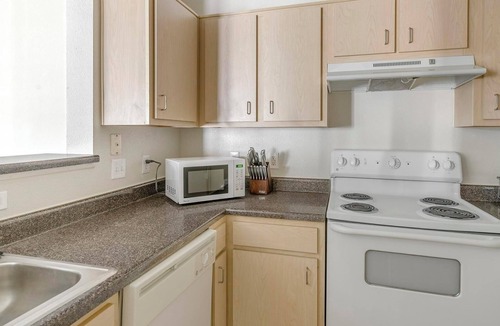Southbelt/Ellington Apartment | Landing | Spectacular 2BD, Clubhouse, Pool