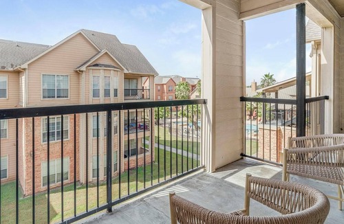 Southbelt/Ellington Apartment | Landing | Spectacular 2BD, Clubhouse, Pool