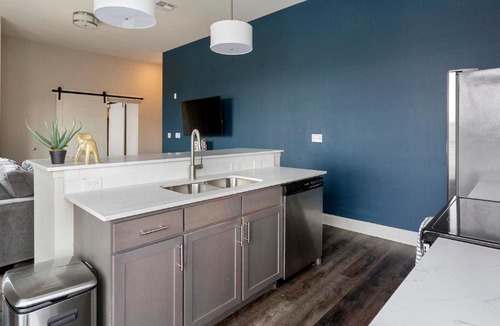 Brady Arts District Apartment | Landing Spectacular 2BD Rooftop Lounge Gym