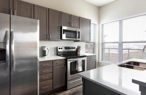 Brady Arts District Apartment | Landing Spectacular 2BD Rooftop Lounge Gym