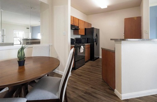Austin Apartment | Landing | Spectacular 2BD, Courtyard, Clubhouse
