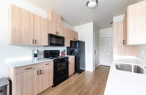 Molalla Apartment | Landing | Spectacular 2BD, Clubhouse, Pool