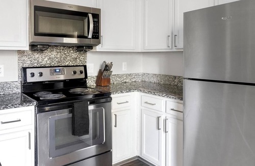 Crabtree Apartment | Landing | Spectacular 2BD, Pool, Clubhouse