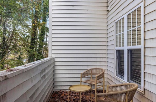 Crabtree Apartment | Landing | Spectacular 2BD, Pool, Clubhouse