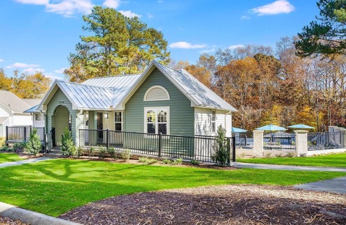 Crabtree Apartment | Landing | Spectacular 2BD, Pool, Clubhouse