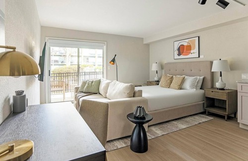 Northeast Raleigh Apartment | Landing | Spectacular Studio, Pool, Gym