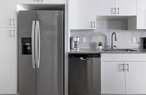 Sweetbriar Apartment | Landing | Spectacular Studio, Gym, Pool