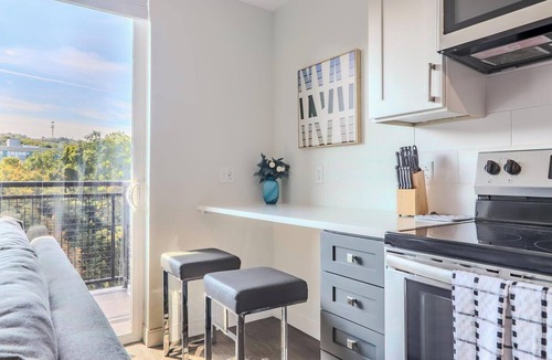 Ithaca Apartment | Landing | Spectacular Studio, Gym