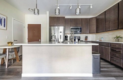 Milwaukee Apartment | Landing | Stunning 1BD, Courtyard, Clubhouse