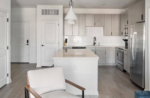 Ono Island Apartment | Landing | Stunning 2BD, Pool, Yoga Studio