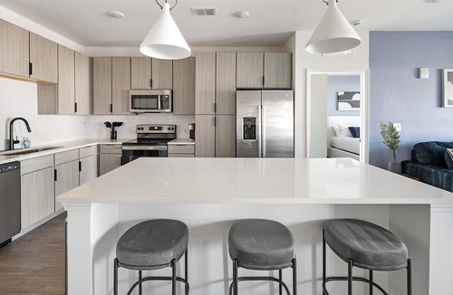 Ono Island Apartment | Landing | Stunning 2BD, Pool, Yoga Studio