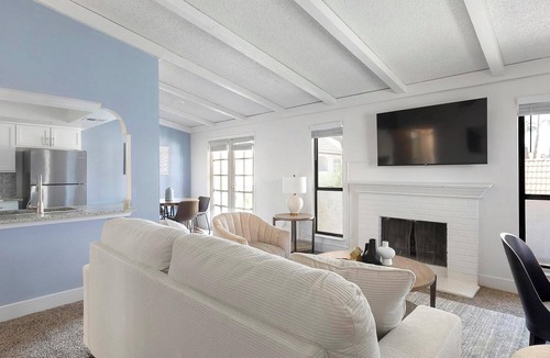 Paradise Apartment | Landing | Stunning 2BD, Courtyard
