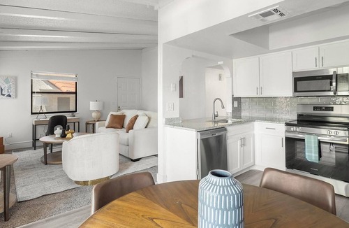 Paradise Apartment | Landing | Stunning 2BD, Courtyard