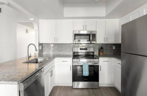 Paradise Apartment | Landing | Stunning 2BD, Courtyard