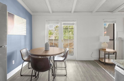 Paradise Apartment | Landing | Stunning 2BD, Courtyard