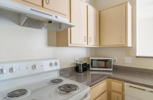 Southbelt/Ellington Apartment | Landing | Stunning 2BD, Clubhouse, Game Room