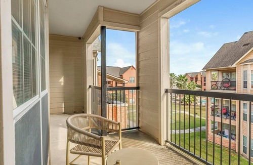 Southbelt/Ellington Apartment | Landing | Stunning 2BD, Clubhouse, Game Room