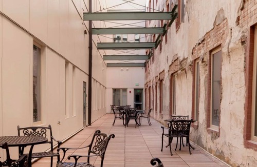 Downtown Memphis Apartment | Landing | Stunning 2BD, Courtyard, Gym