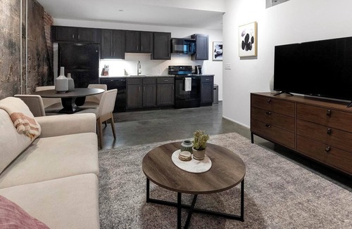 Downtown Memphis Apartment | Landing | Stunning 2BD, Courtyard, Gym