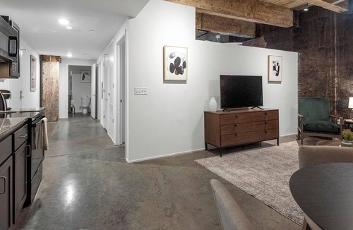 Downtown Memphis Apartment | Landing | Stunning 2BD, Courtyard, Gym