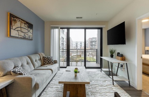 Milwaukee Apartment | Landing Stunning 2BD Courtyard Clubhouse