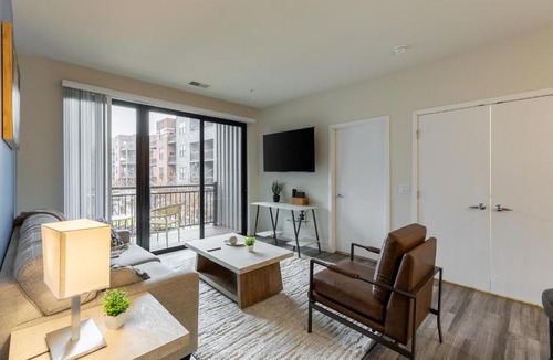 Milwaukee Apartment | Landing Stunning 2BD Courtyard Clubhouse